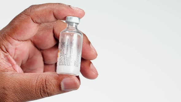 Fingers Hold A Insulin Bottle alt