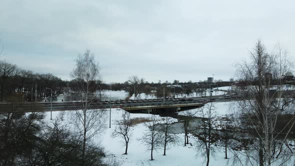 City park in winter. A meandering river is visible. Winter cityscape. Aerial photography. alt