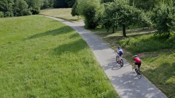 Drone shot of two racing cyclists alt