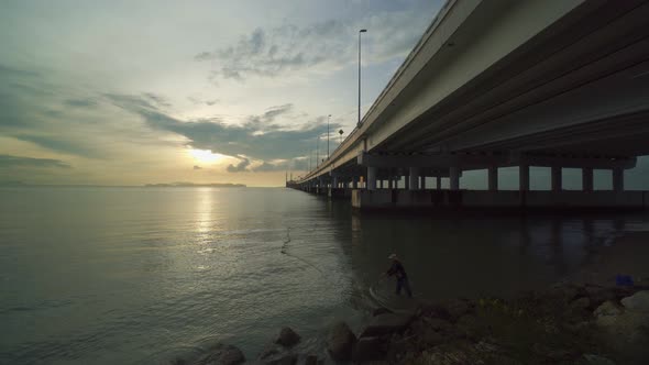 Fisherman throw the new to sea under Second Bridge alt