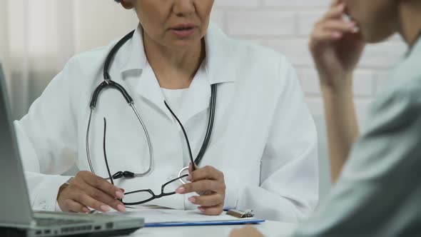 Oncologist Informing Young Woman About Incurable Disease, Bad News About Tumor alt