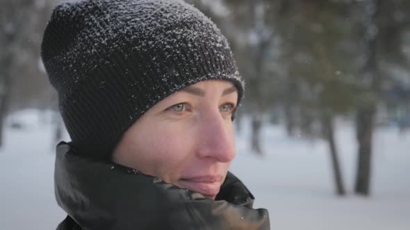 Outdoor Fashion Portrait of Pretty Young Woman in Winter Park alt