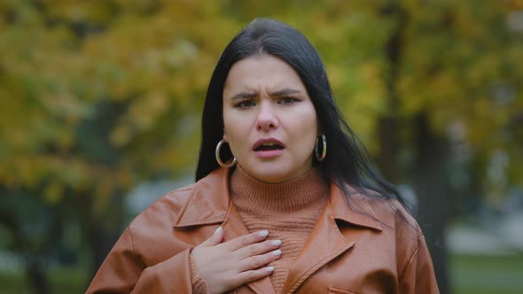 Headshot Closeup Young Attractive Worried Sad Hispanic Woman Standing Outdoors Shocked By Negative alt