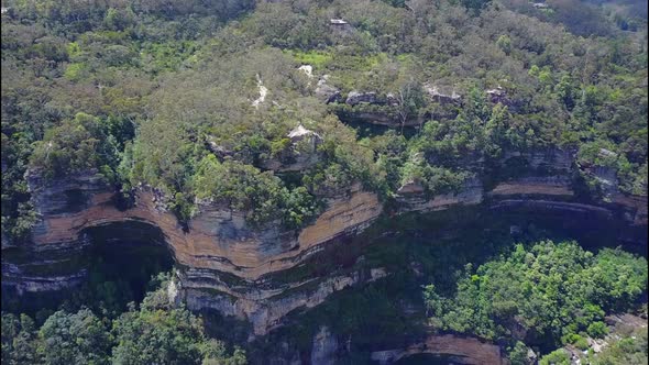 Sydney's Nationalpark - Blue Mountains ... near Katoomba. Beautiful high cliffs  and a small Waterfa alt