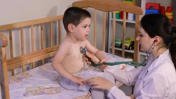 The Pediatrician Will Auscultize the Lungs and Heart of a Little Boy 34 Years Old alt