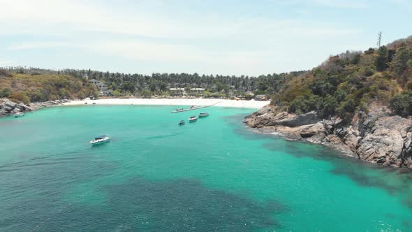 Small bay of paradisiac emerald clear waters anchoring tourist boats in Ko Racha Yai, Phuket alt