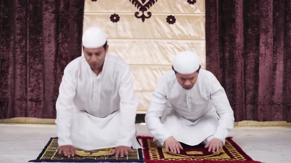 Muslim men praying in month of Ramadan alt