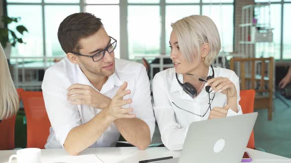 Young Business Team Partnership Having Serious Discussion Office alt