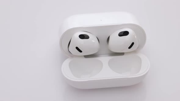 Wireless Headphones With Charging Case Wireless Earphone With Noise Cancelling Technology alt