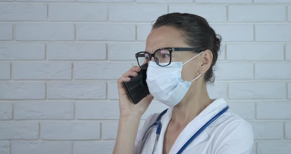 Medical consultation on smartphone.  alt