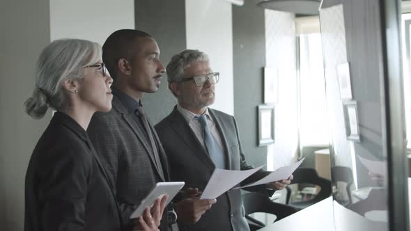 African American Financial Broker Giving Consultation alt