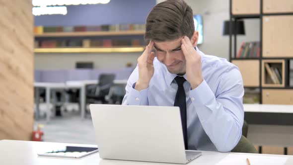 Headache Frustrated Businessman at Work alt