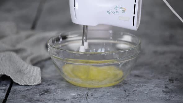 Kitchen Hand Mixer Whips a Egg White