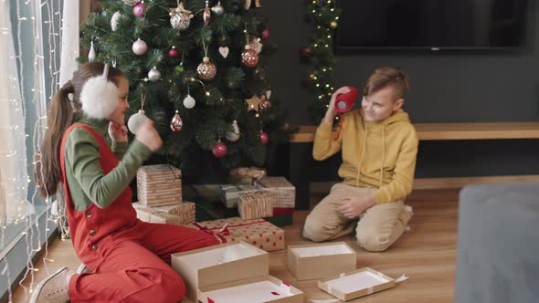 Kids Unpacking Christmas Present alt