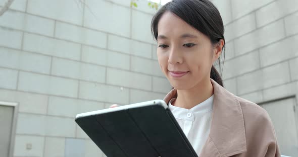 Business Woman Work on Tablet Computer alt