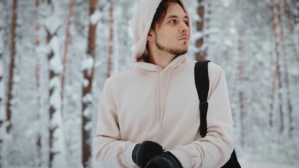 A Tourist Freezes in the Forest Puts on Gloves and Goes Traveling alt