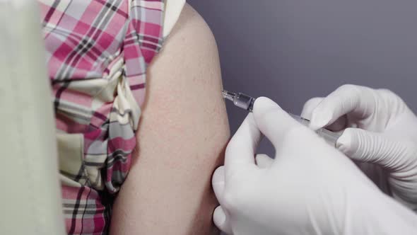 close-up of nurses are vaccinations to patients using the syringe