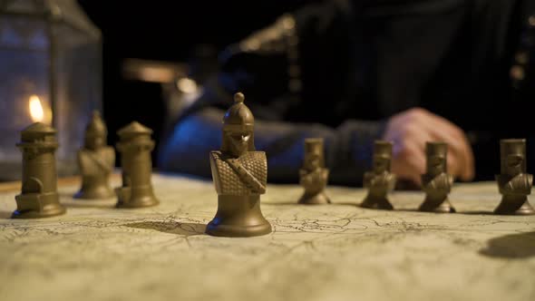 The use of chess pieces in the Middle Ages. alt