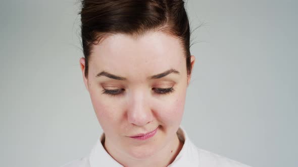 Close up of a preoccupied woman alt