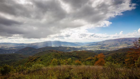 Beautiful time-lapse in the autumn mountains. Sun rays in the mountains. alt