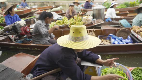 Damnoen Saduak Floating Market or Amphawa. Local people sell fruits, traditional food on boats alt