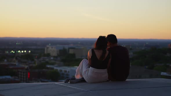 Couple sitting and admiring the view from Mount Royal alt
