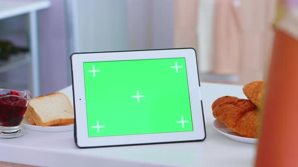 Tablet Pc with Green Mock Up alt