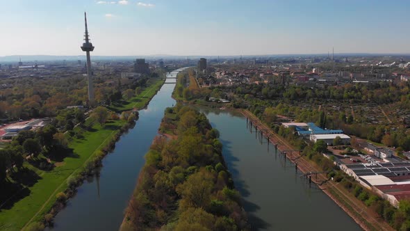 Top view of the embankment of the Neckar River. alt