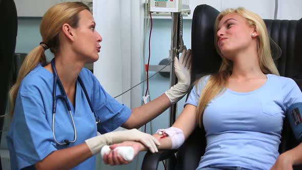 Nurse smiling to a blood donor alt