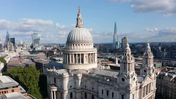 Fly Around Saint Pauls Cathedral on Ludgate Hill alt