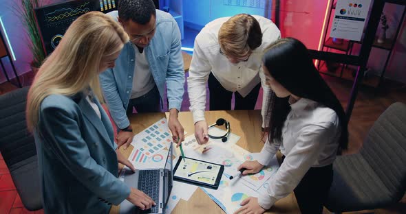 Diverse Team of Men and Women which Brainstorming Joint Business Concept in Evening Office alt