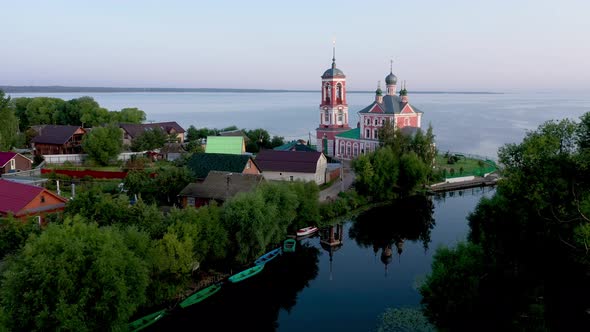 Red church on side of Pleshcheevo lake in Pereslavl-Zalessky alt