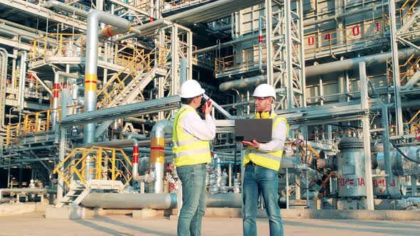 Oilfield Engineers are Talking at the Oilprocessing Factory alt