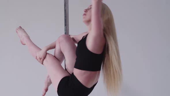 Pole Dancing  Blonde Woman Slowly Spinning on the Pole alt
