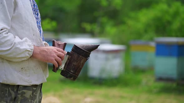 Beekeeper works with a chimney.  alt