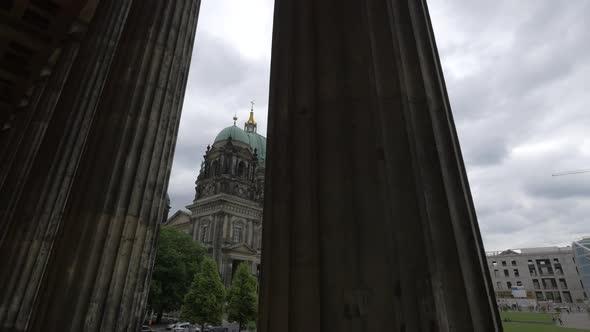 Equestrian statue and the Berlin Cathedral alt