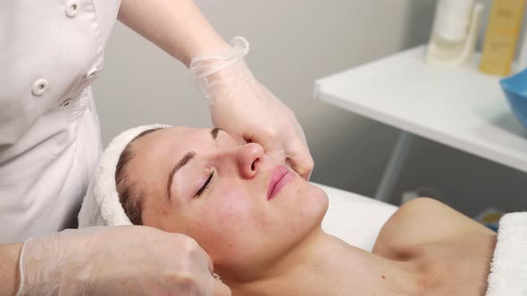 Face Massage at Spa Salon