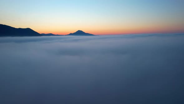 4K Sun is rising above sea of clouds until the horizon alt