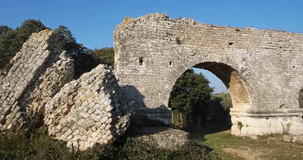 Barbegal aqueduct, Roman ruins in Fontvielle, Provence, Southern France alt