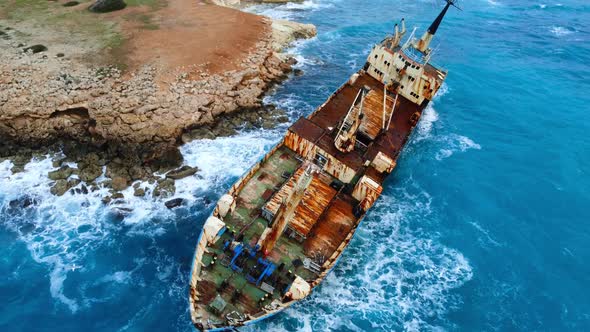 Shipwreck Wreck Sunken Ship in the Sea or Ocean Environmental Disaster Concept alt