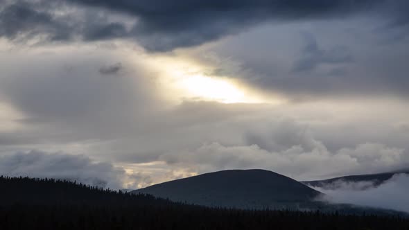 Time Lapse of Beautful Sunset with Clouds and Mountains alt
