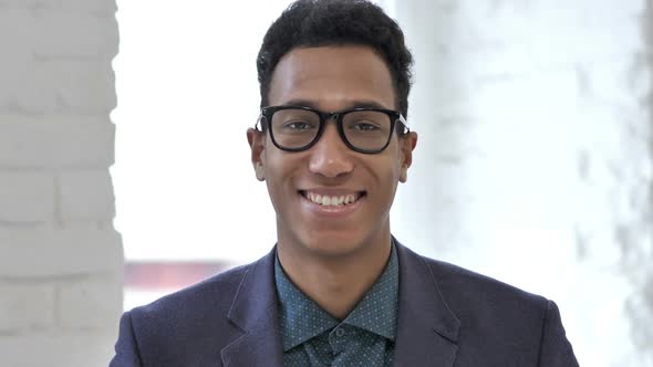 Portrait of Smiling Young Girl Looking at Camera alt