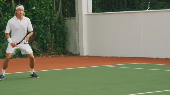 Tennis players playing a point alt