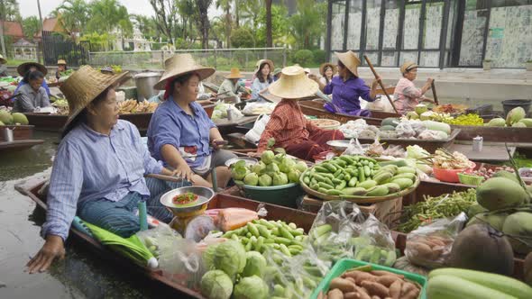 Damnoen Saduak Floating Market or Amphawa. Local people sell fruits, traditional food on boats alt