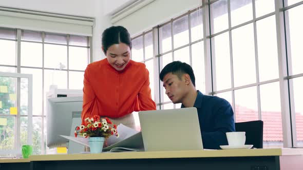 Two Business People Talk Project Strategy at Office alt