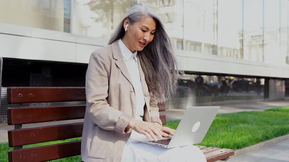 woman working outdoor alt
