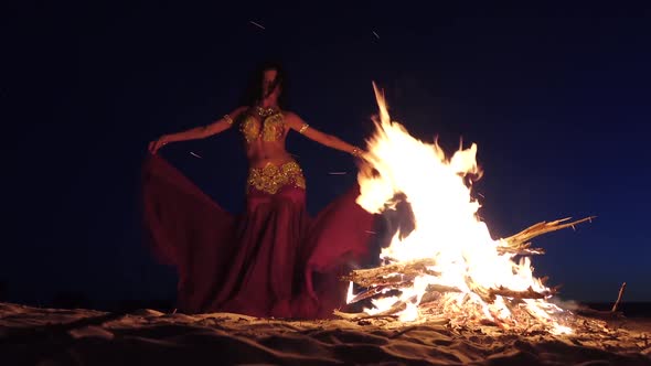 Night the Girl Dances Belly Dancing on the Sand, She Has a Bright Outfit alt