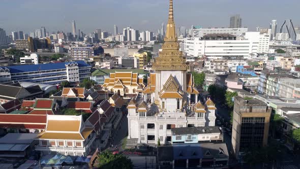 Slowing crane shot of Wat Traimit temple the golden buddha in Bangkok, Thailand alt