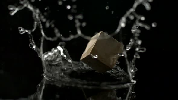 wooden block and water, Slow Motion alt