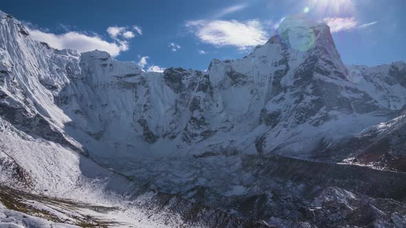 Ama Dablam Mountain and Blue Sky. Himalaya, Nepal alt